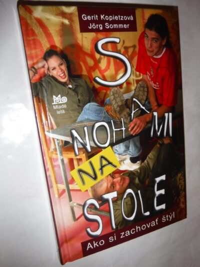 S nohami na stole