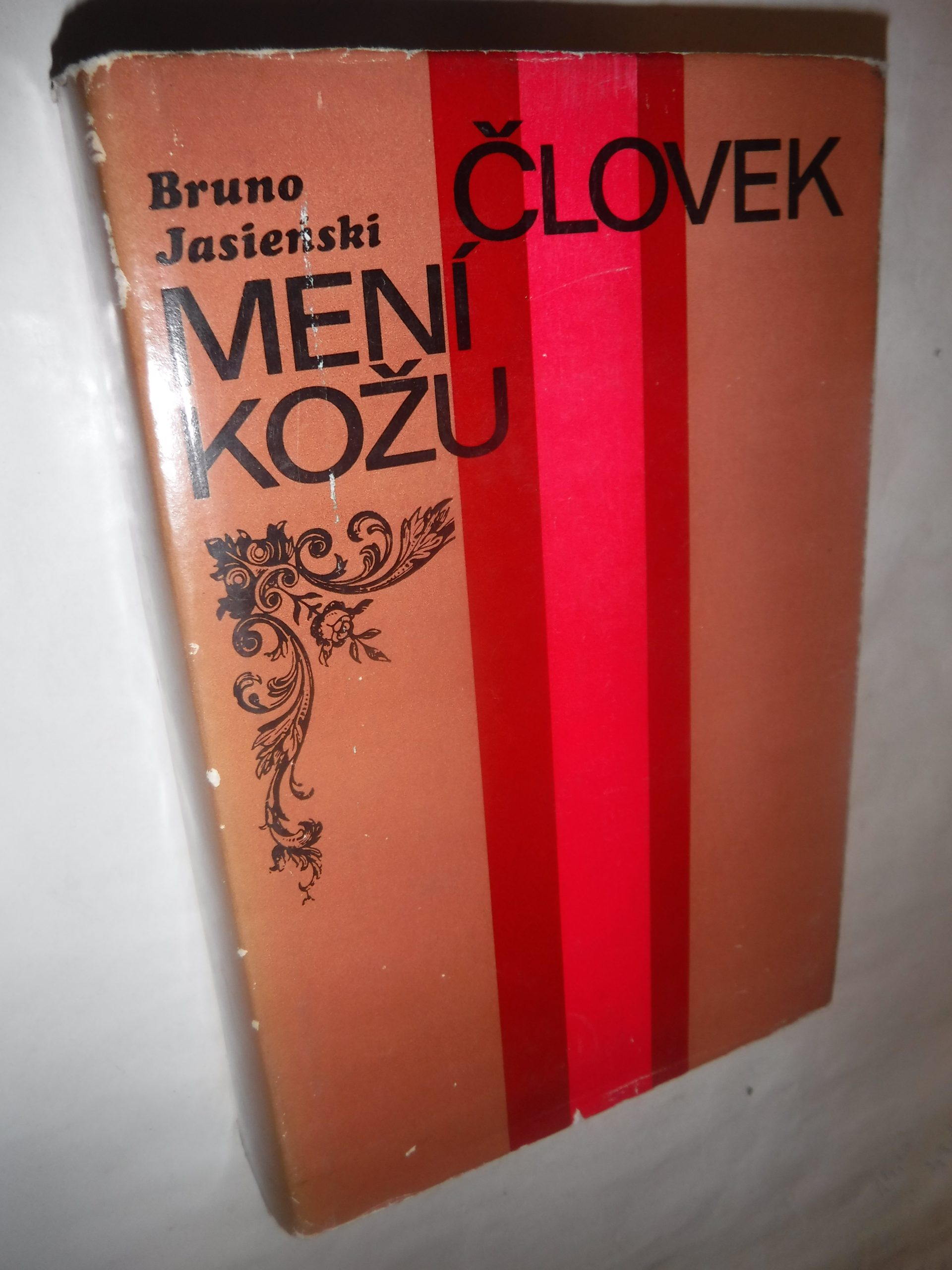 Človek mení kožu